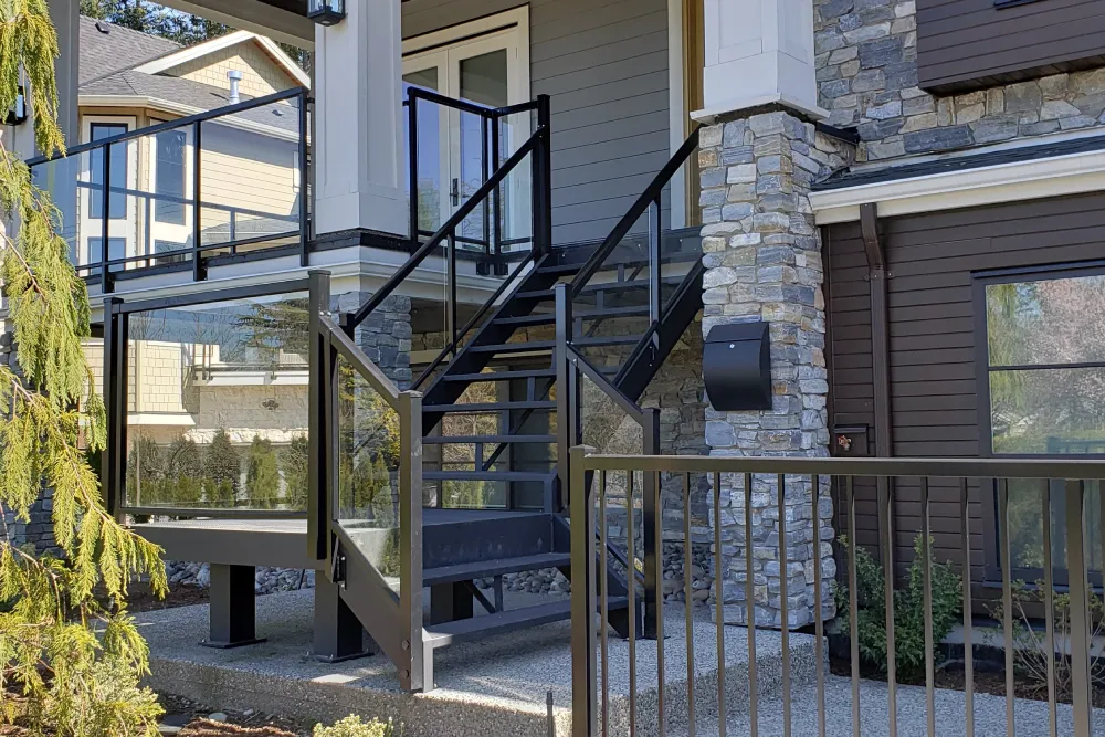 Exterior railings with steel and aluminium railing