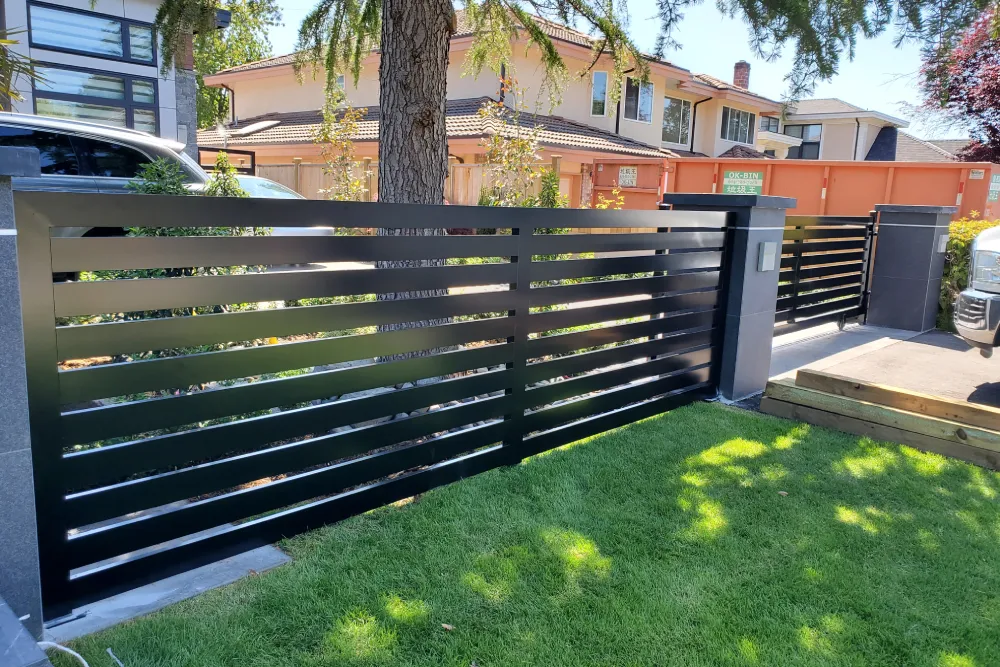 Ornamental aluminum fence with aluminium railing